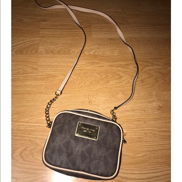 Michael Kors Handbags - Michael Kors Jet Set Crossbody Bag Michael Kors Handbags - Michael Kors Jet Set Crossbody Bag